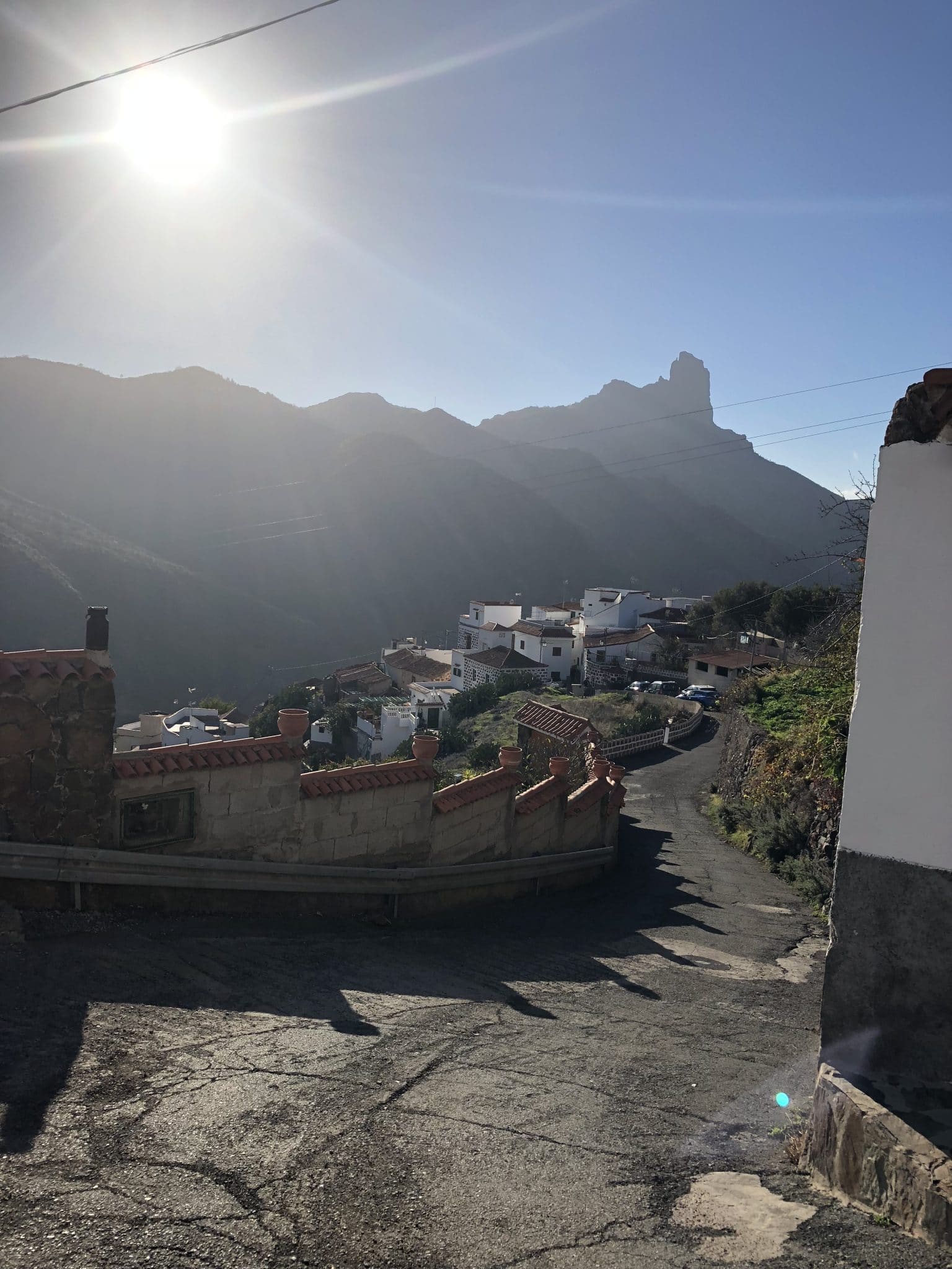 Bergdorf in Gran Canaria im Sonnenschein