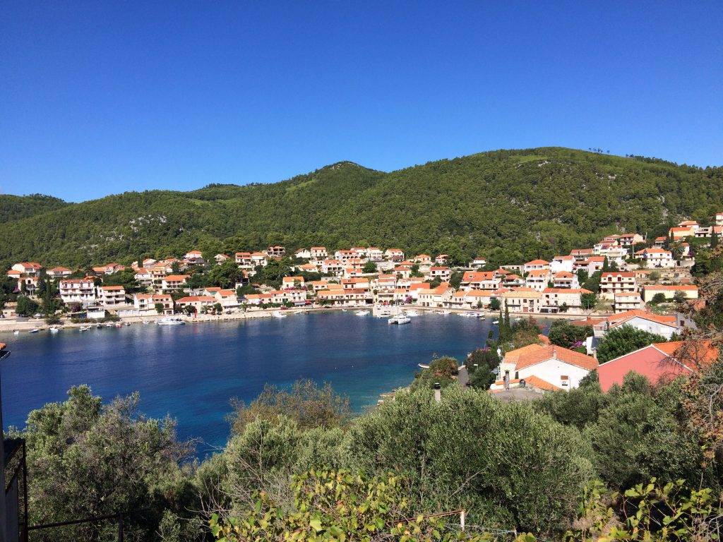 Blick auf Brna beim Wandern in Kroatien