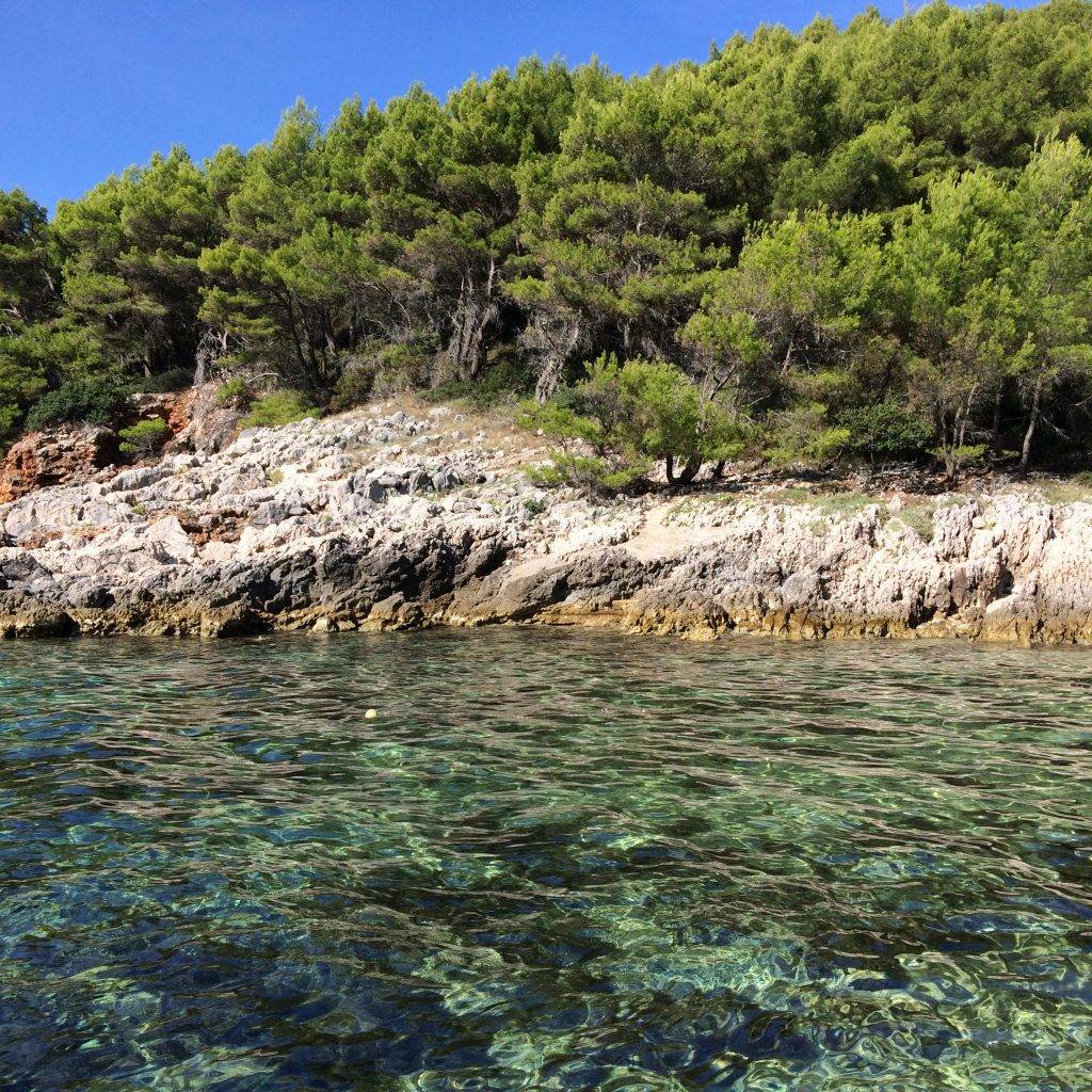 Wandern auf Korcula am Wasser