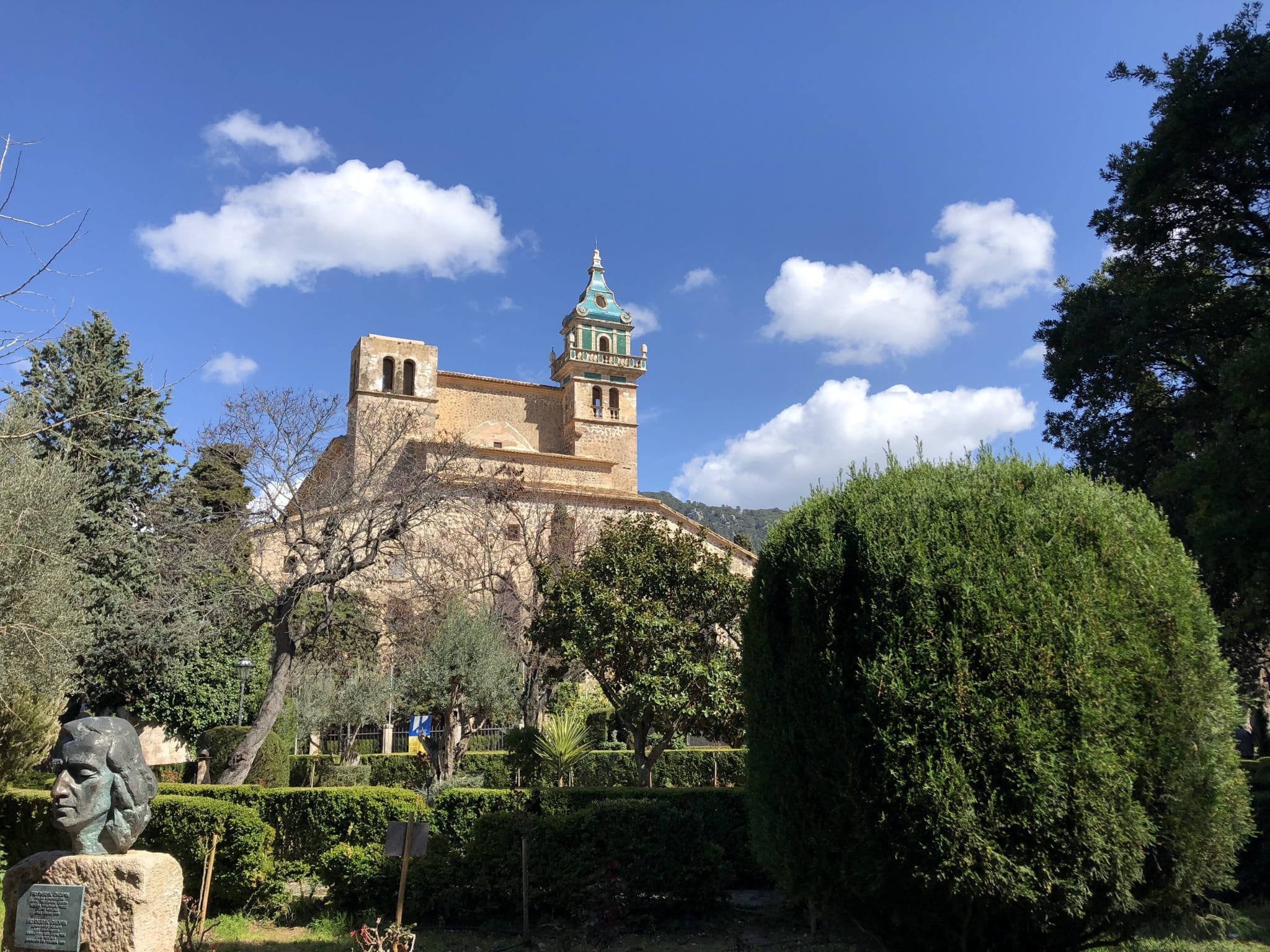 Blick auf Valldemossa am GR 221