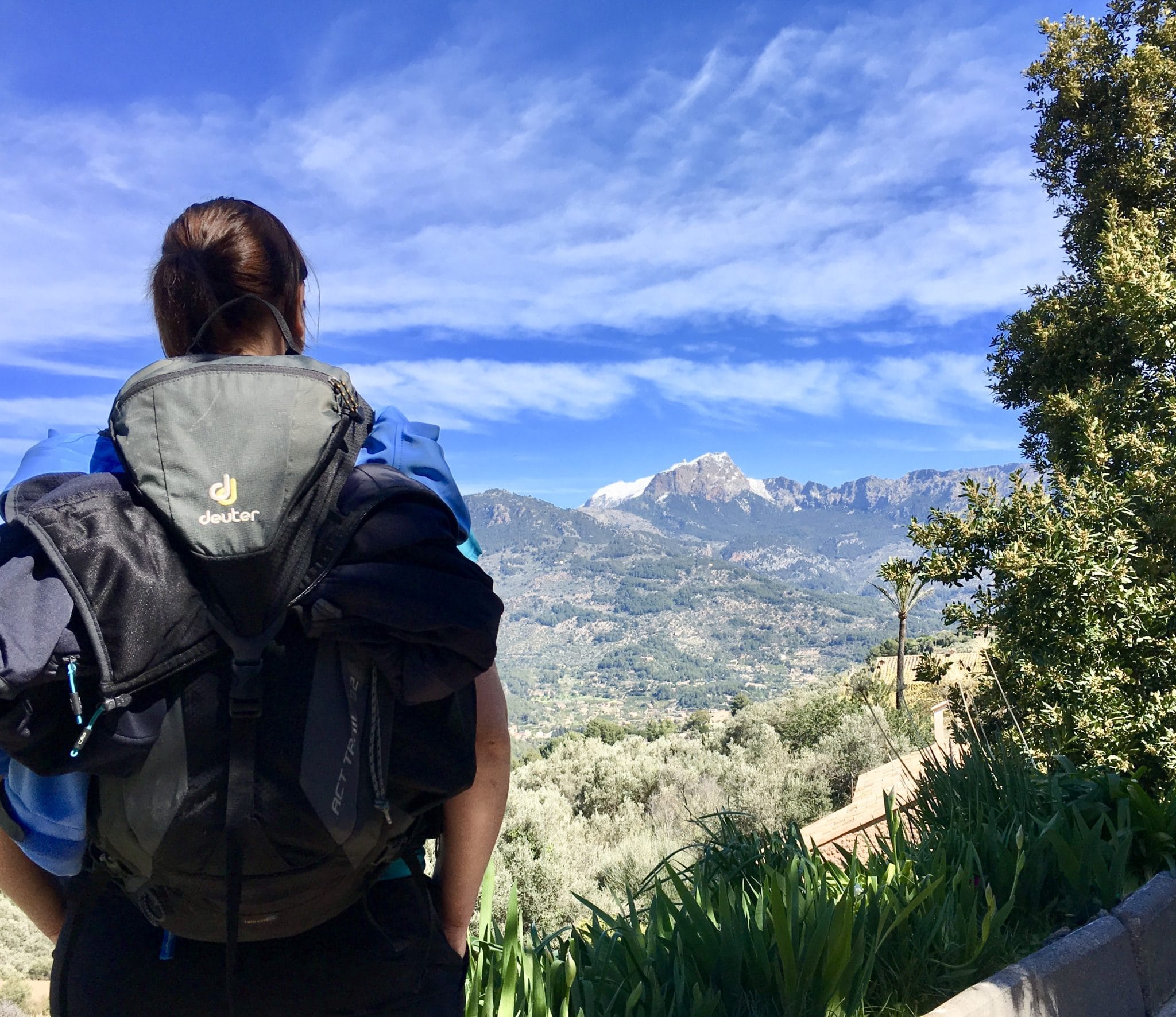 Wanderer blickt auf höchten Berg auf Mallorca