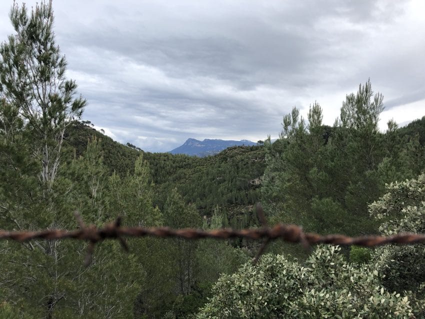 Stacheldraht, im Hintergrund Berge