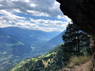 Wandern hoch über Meran