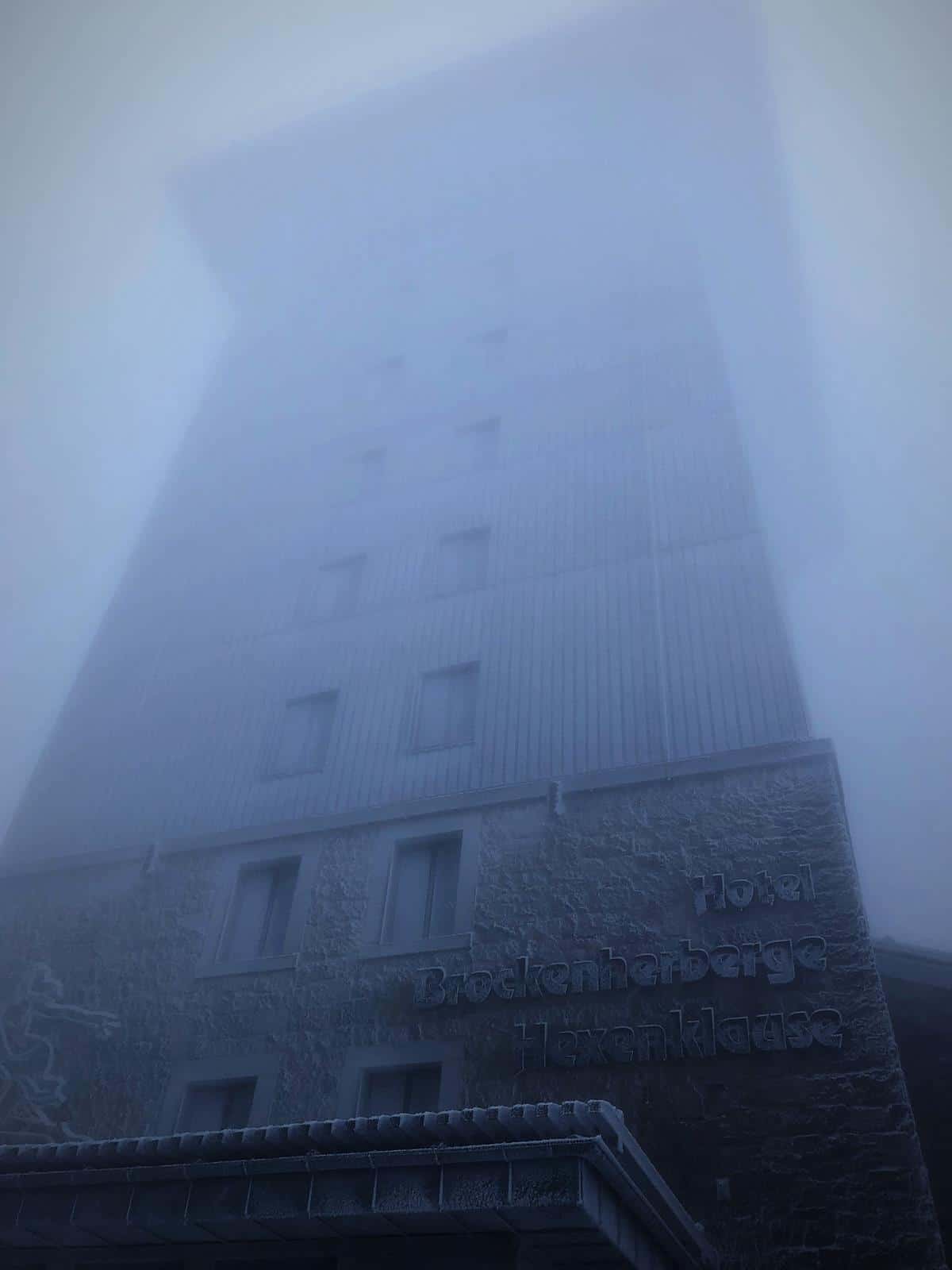 Brocken im Nebel