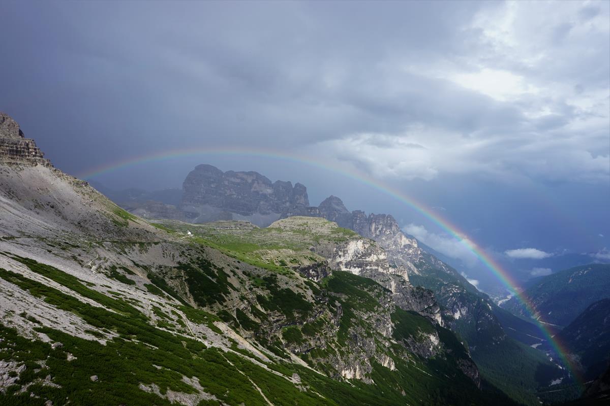 Regenbogen in den Bergen 