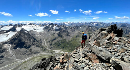 Bergsteiger auf dem Schrankogel genießt die Aussicht